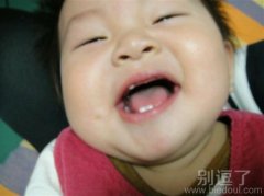 一个开心的小宝宝。 一个开心的小宝宝。