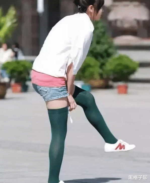 哈哈哈哈妹子你这是什么打扮,牛仔短裤里再套双丝袜,你这是怕冷还是怕热。 哈哈哈哈妹子你这是什么打扮,牛仔短裤里再套双丝袜,你这是怕冷还是怕热。