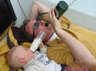 正在喝东西的一大一小。 正在喝东西的一大一小。