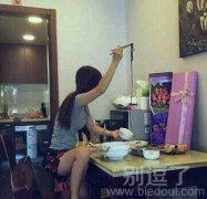 女神吃饭秒变女汉子 女神吃饭秒变女汉子
