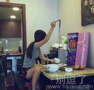 女神吃饭秒变女汉子 女神吃饭秒变女汉子