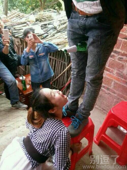 被恶搞的小夫妻。