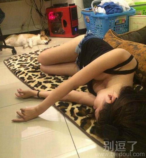 我和狗狗一起睡觉。 我和狗狗一起睡觉。
