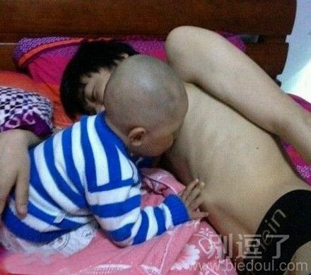 想要吃奶的小孩。