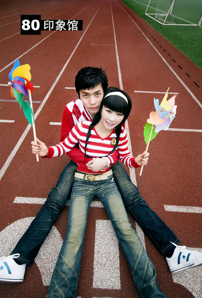 少男少女浪漫情侣合影姿势范本