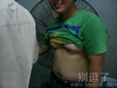 一个大哥的胸。。 一个大哥的胸。。