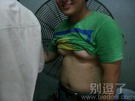 一个大哥的胸。。 一个大哥的胸。。