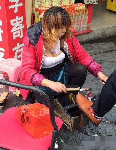 据说这个擦鞋妹子,生意很不错 据说这个擦鞋妹子,生意很不错