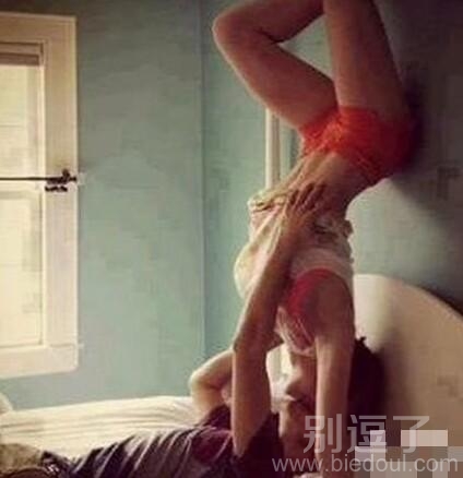 这年代,亲个嘴都这么奇葩 这年代,亲个嘴都这么奇葩