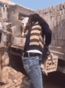 谁说女子不如男？看看工地上干重活的女人们