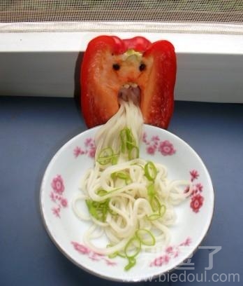 辣椒饿坏了,吃了一碗面 辣椒饿坏了,吃了一碗面