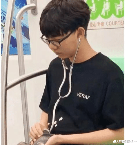 “老婆坐老板的车出差,这墨镜有点不对劲啊...”哈哈哈哈~兄弟淡定! “老婆坐老板的车出差,这墨镜有点不对劲啊...”哈哈哈哈~兄弟淡定!