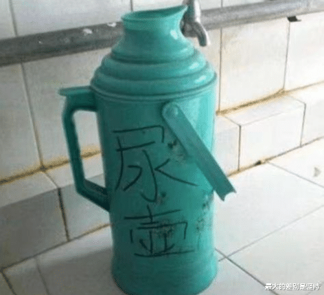 “老婆坐老板的车出差,这墨镜有点不对劲啊...”哈哈哈哈~兄弟淡定! “老婆坐老板的车出差,这墨镜有点不对劲啊...”哈哈哈哈~兄弟淡定!