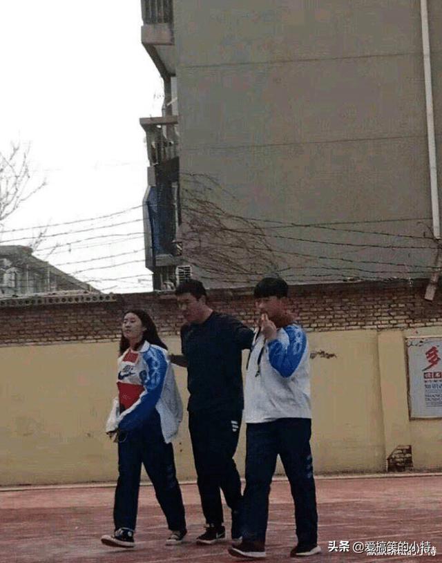 “有人知道不带穷字却很穷的句子吗”,这夏洛莫名躺枪,哈哈哈 “有人知道不带穷字却很穷的句子吗”,这夏洛莫名躺枪,哈哈哈