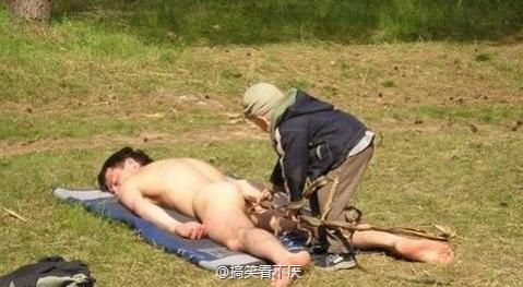 这熊孩子在干吗
