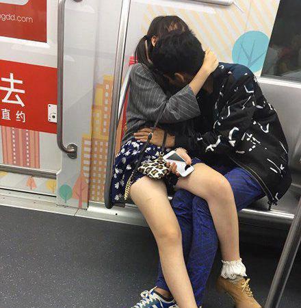 不要大庭广众这样，回家好不好呀！