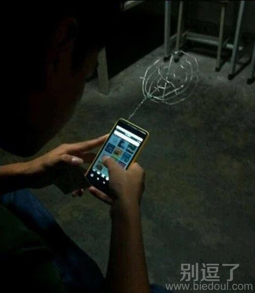 一个连着无线的手机。 一个连着无线的手机。