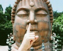 一尊庄严的佛像。 一尊庄严的佛像。