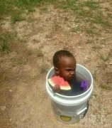 躺在水桶里的小孩。