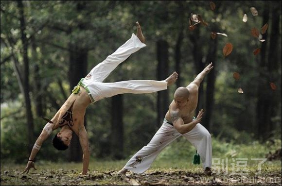 正在练武的和尚。。