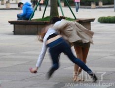 在街上打架的妹子。 在街上打架的妹子。