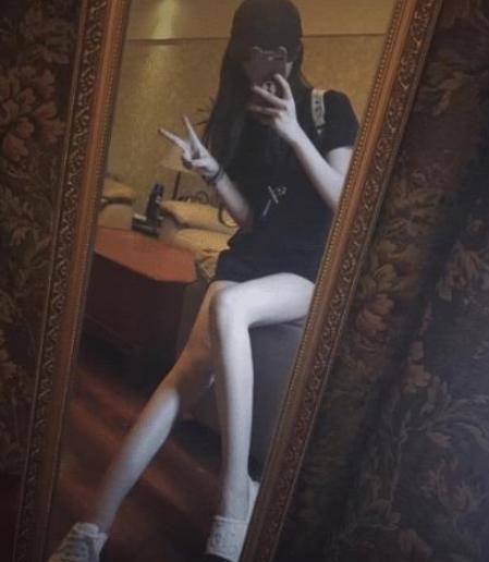 姑娘,在宿舍自拍要注意后边的隐私,这让人看到多尴尬 姑娘,在宿舍自拍要注意后边的隐私,这让人看到多尴尬