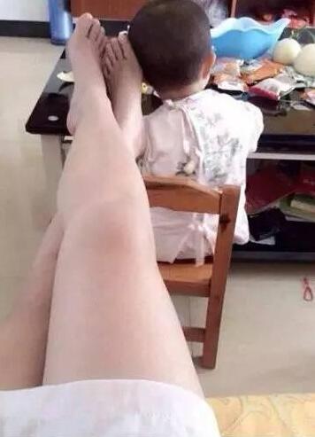 你再敢把脚放我头上试试!