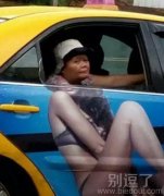 大妈，这表情好骚气呀