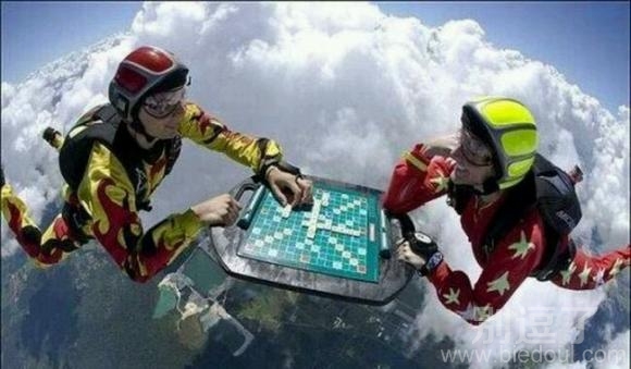 正在玩棋的两个人。。