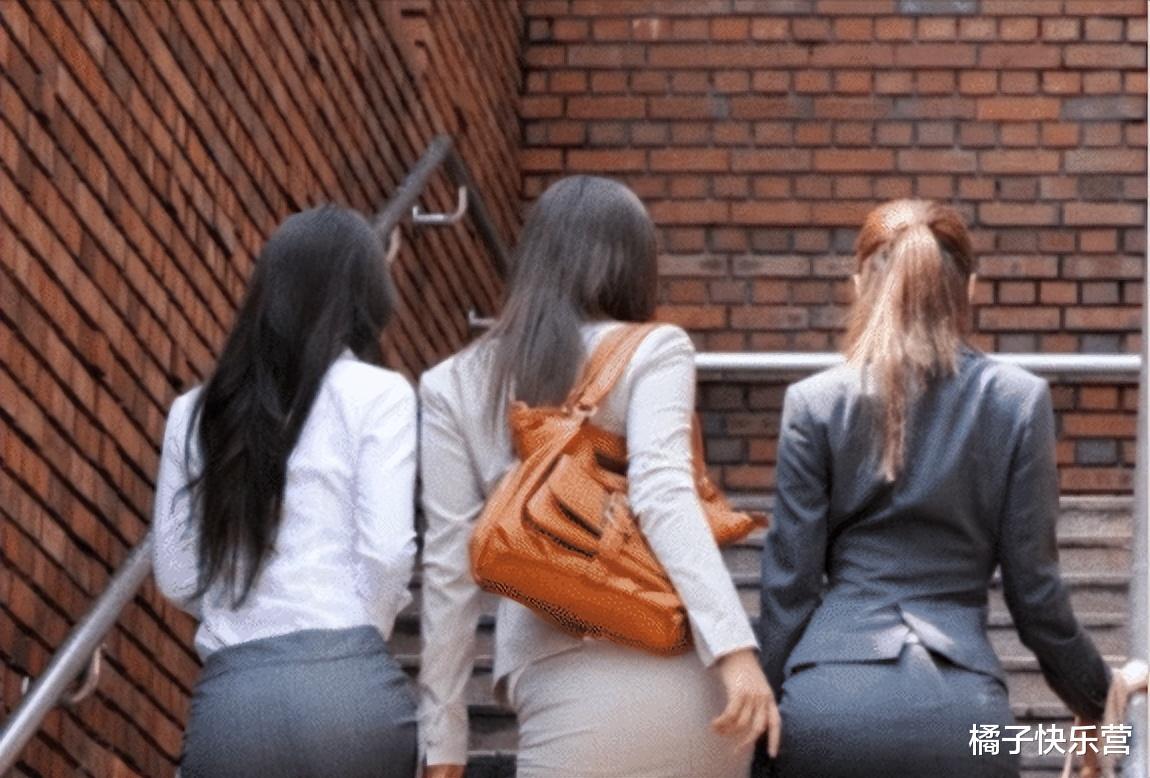 穿紧身短裙的女生都是这样上楼梯的吗?感觉迈一步都非常困难 穿紧身短裙的女生都是这样上楼梯的吗?感觉迈一步都非常困难