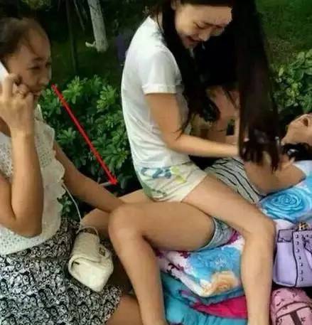 女友和闺蜜一直发出声音?!推开门后...这姿势我鼻血喷的止不住啊 女友和闺蜜一直发出声音?!推开门后...这姿势我鼻血喷的止不住啊