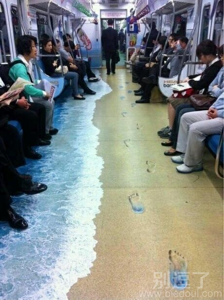 地铁里的真实场景。 地铁里的真实场景。