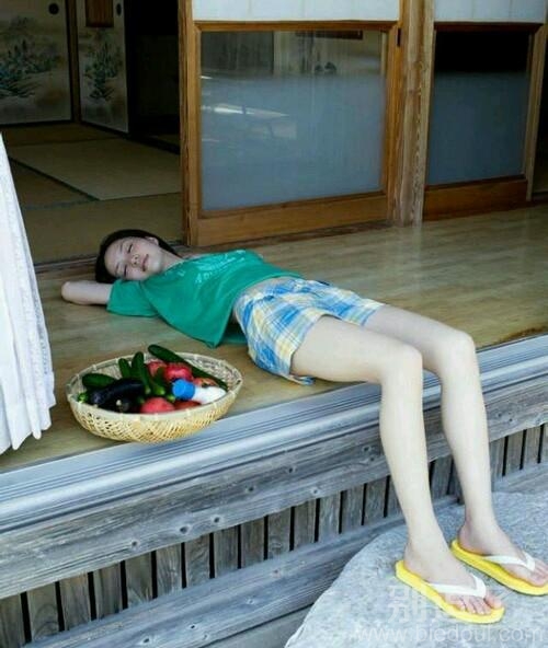 随便躺地上睡觉的妹子。 随便躺地上睡觉的妹子。