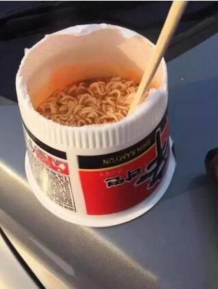 这吃面的方式很独特啊