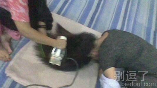 头发有点卷,熨一下。 头发有点卷,熨一下。