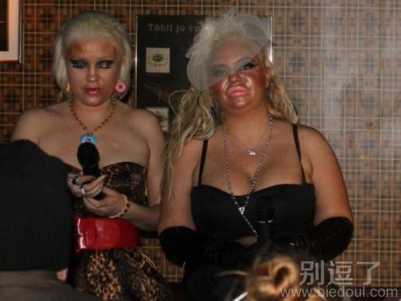 右边妹子春光乍泄了 右边妹子春光乍泄了