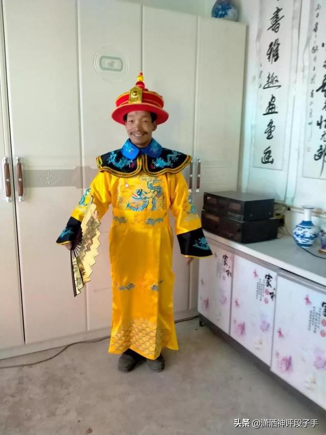 搞笑生活:我朋友买了条金链子,零下20℃非要光着膀子游泳 搞笑生活:我朋友买了条金链子,零下20℃非要光着膀子游泳