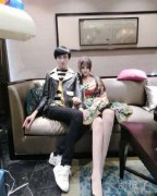 在沙发上的男女。 在沙发上的男女。