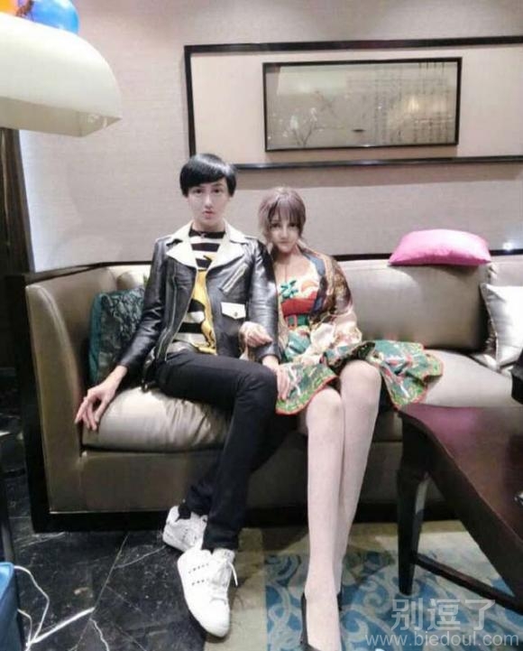 在沙发上的男女。 在沙发上的男女。