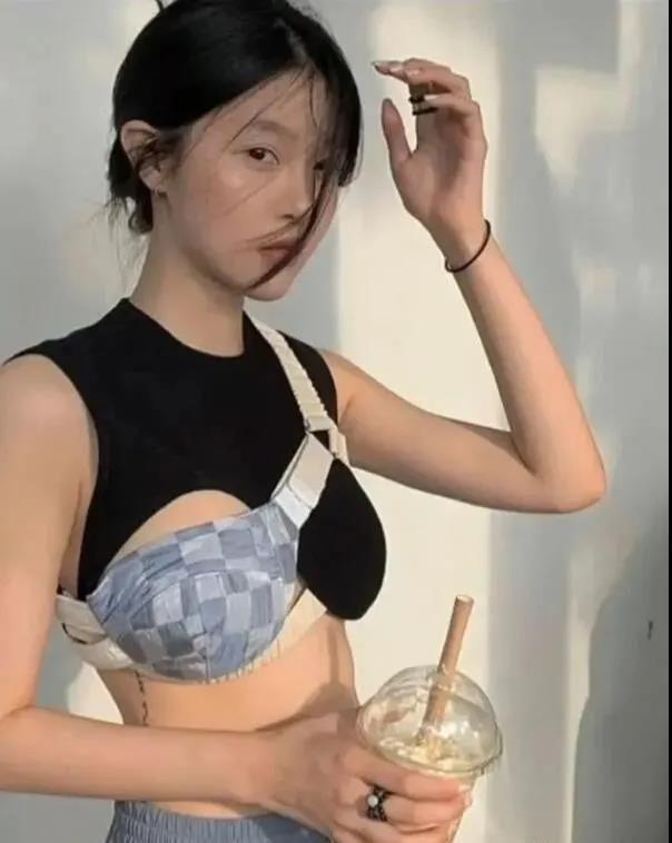 “现在妹子们的衣品真是一言难尽”难道这才叫时尚?哈哈 “现在妹子们的衣品真是一言难尽”难道这才叫时尚?哈哈