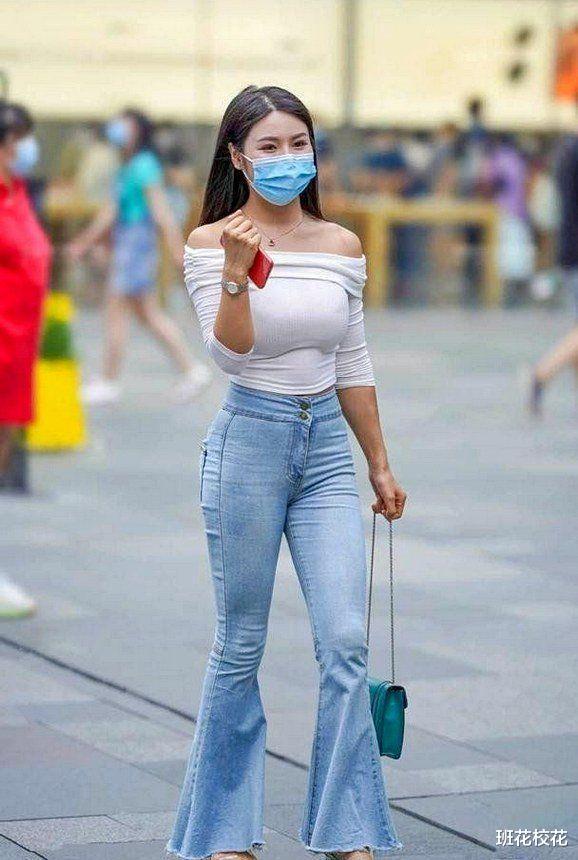 “兄弟,你是不是忘记车窗是透明的?不要以为没人看得见啊!”哈哈哈 “兄弟,你是不是忘记车窗是透明的?不要以为没人看得见啊!”哈哈哈