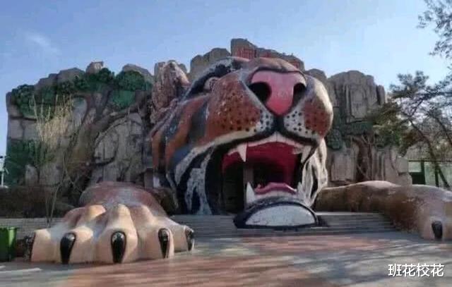 “兄弟,你是不是忘记车窗是透明的?不要以为没人看得见啊!”哈哈哈 “兄弟,你是不是忘记车窗是透明的?不要以为没人看得见啊!”哈哈哈