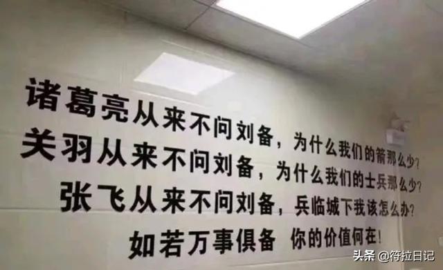 笑死了，姑娘穿着太前卫，一旁的闺蜜都看不下去了