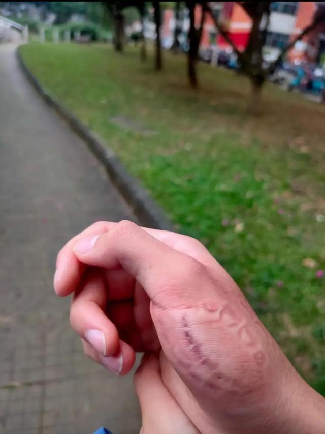 每日一笑,在海边跟小姐姐一起玩耍的尴尬 每日一笑,在海边跟小姐姐一起玩耍的尴尬