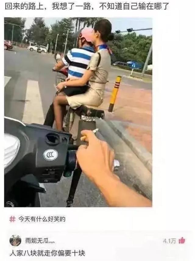 每日一笑，在海边跟小姐姐一起玩耍的尴尬