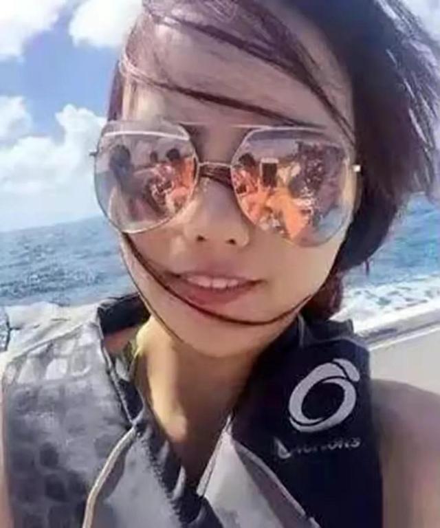 姑娘太粗心了,眼镜的反射被大家看得一清二楚!下次注意点吧 姑娘太粗心了,眼镜的反射被大家看得一清二楚!下次注意点吧