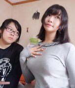 一个胸大的妹子。