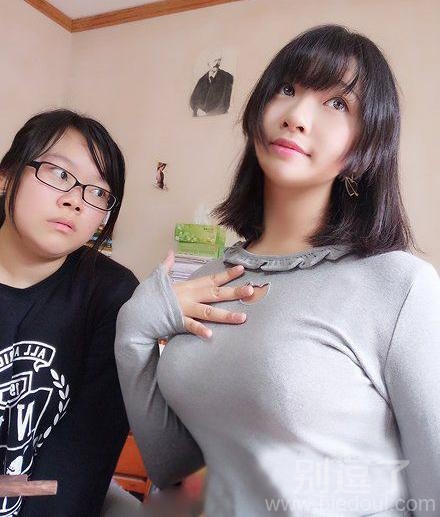 一个胸大的妹子。