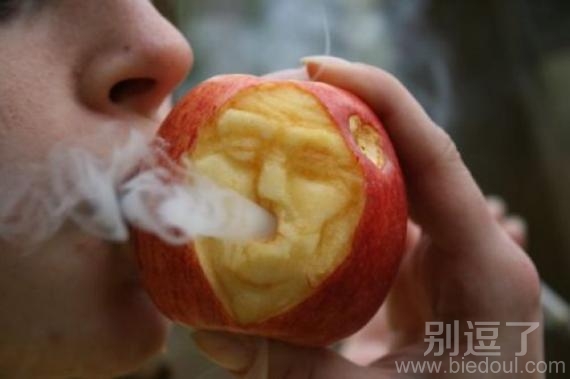 一个冒烟的苹果。
