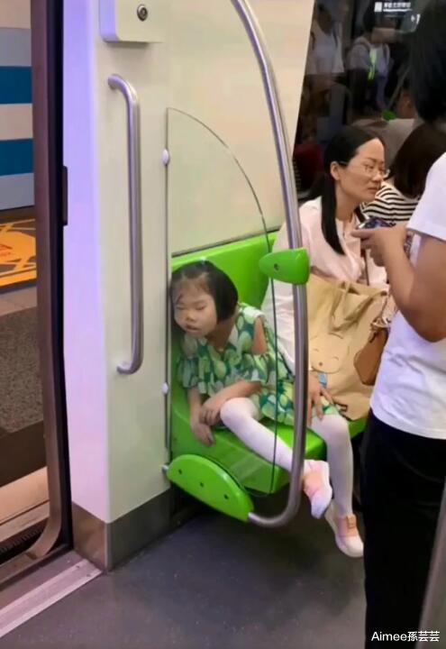 “一不小心把成人用品掉在...被大叔当众识破,怎么没地缝让我钻呢”!哈哈哈 “一不小心把成人用品掉在...被大叔当众识破,怎么没地缝让我钻呢”!哈哈哈